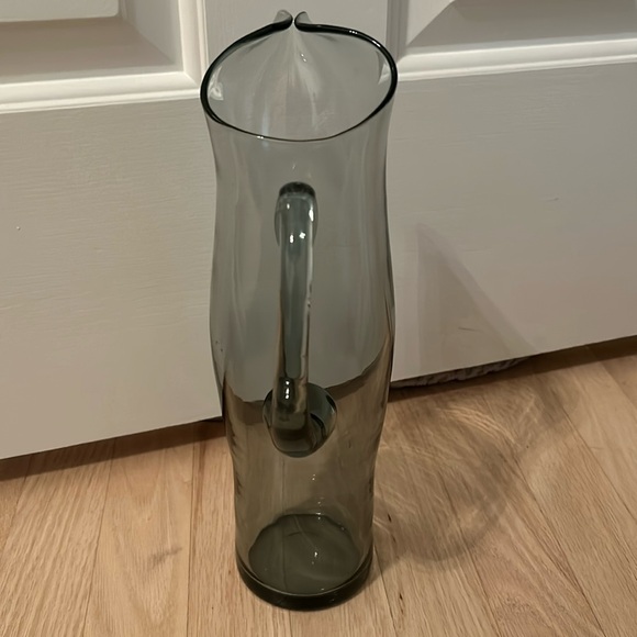 Beautiful hand blown smoked glass Martini pitcher-11 inches - Picture 3 of 5